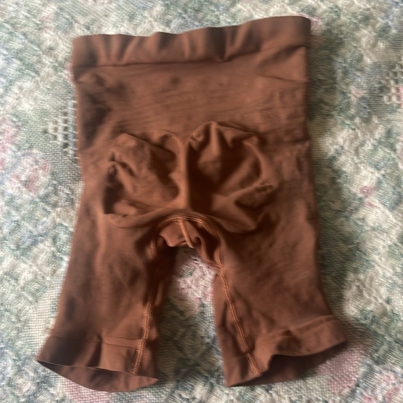 Skims never worn (only tried on) SEAMLESS SCULPT MID THIGH SHORT - Picture 6 of 7